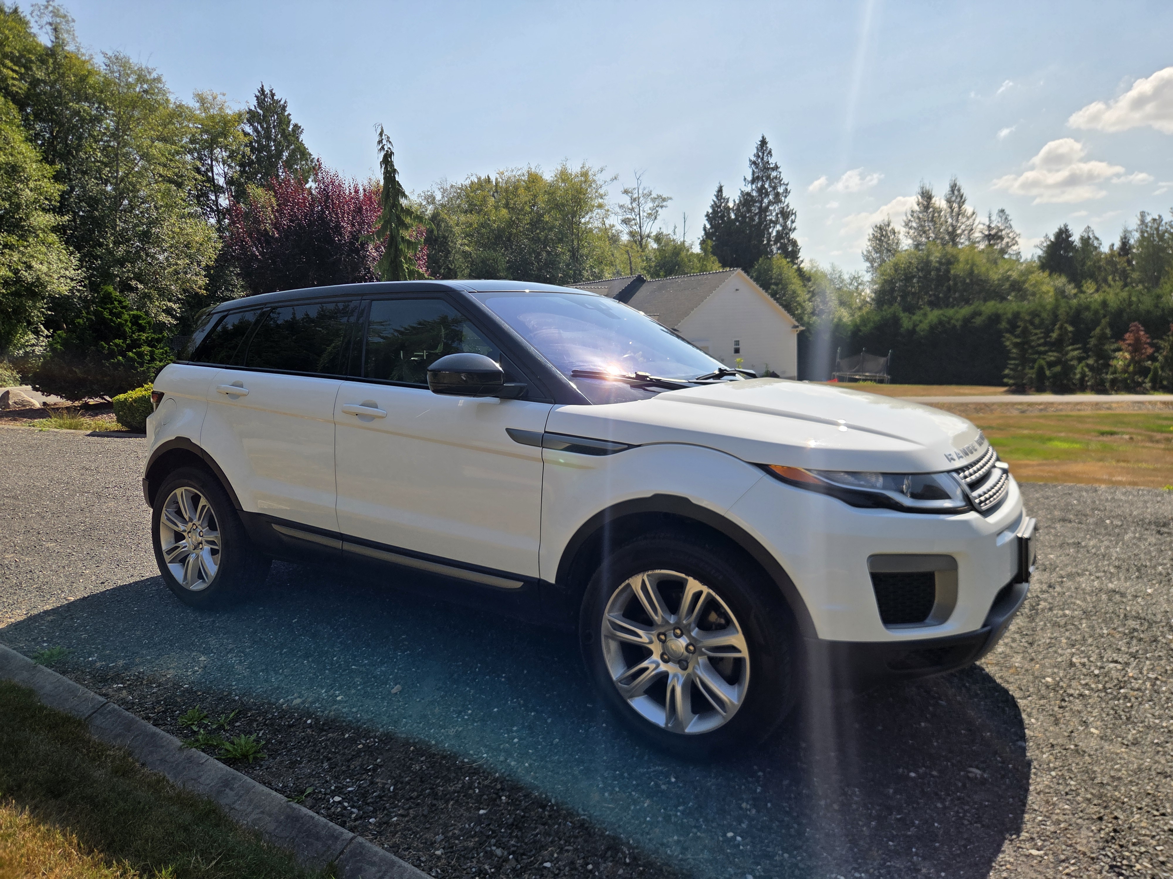 Used 2017 Land Rover Range Rover Evoque SE AWD/4WD image 2