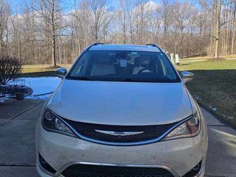 Used 2020 Chrysler Pacifica Limited image 2