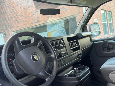 Used 2014 Chevrolet Express 3500 Extended RWD image 6