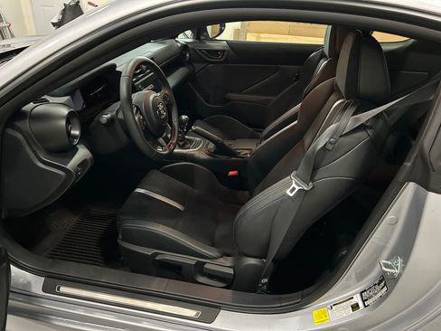 Used 2026 Toyota GR86 Premium w/ ALL Weather Mat Package (TMS) RWD image 9