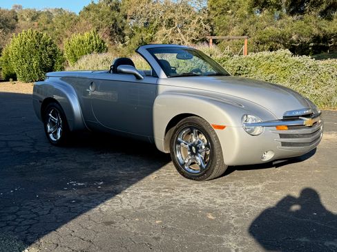 Used 2005 Chevrolet SSR Convertible Pickup 2D w/ Preferred Equipment Group image 9