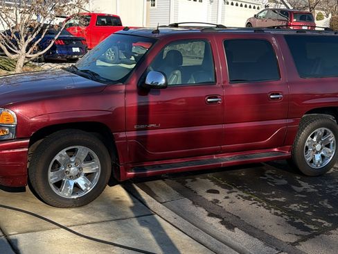 Used 2003 GMC Yukon XL Denali image 2
