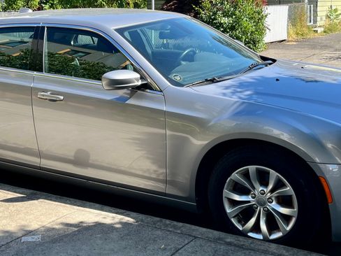 Used 2015 Chrysler 300 Limited RWD image 1