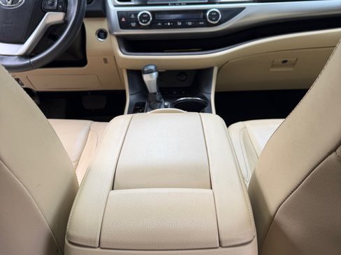 Used 2016 Toyota Highlander XLE image 11