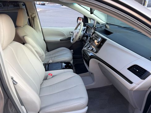 Used 2011 Toyota Sienna LE FWD image 11