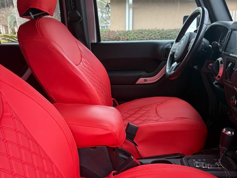 Used 2016 Jeep Wrangler Unlimited Sahara w/ Connectivity Group image 8