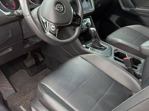 Used 2020 Volkswagen Tiguan SE w/ Panoramic Sunroof Package image 5