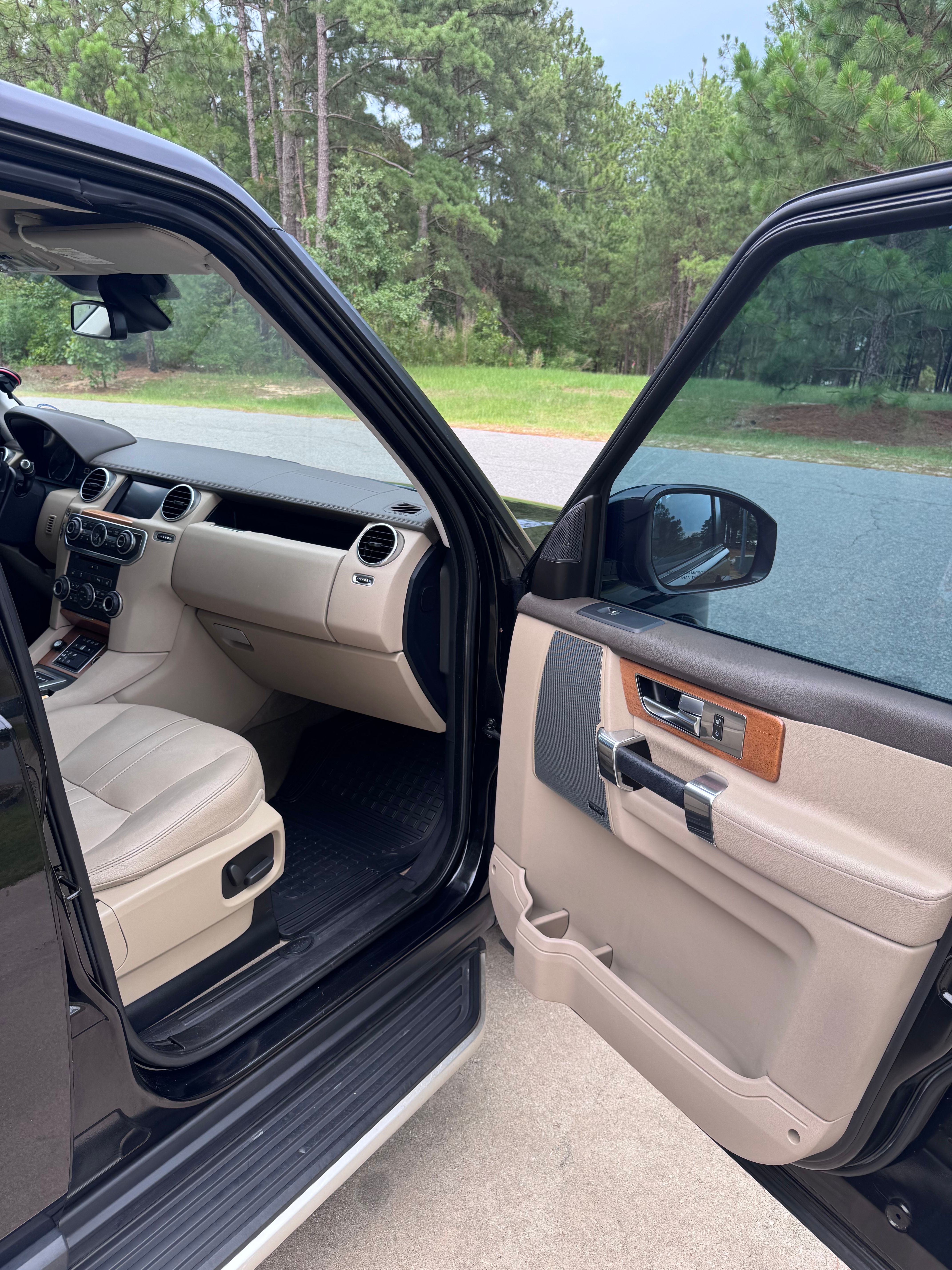 Used 2015 Land Rover LR4 HSE AWD/4WD image 13