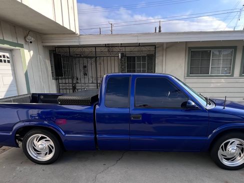 Used 2001 Chevrolet S10 Pickup LS w/ Preferred Equipment Group image 1