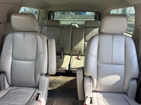 Used 2011 Chevrolet Suburban LT RWD image 5