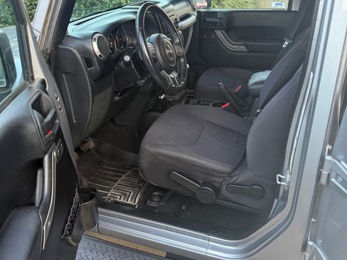 Used 2013 Jeep Wrangler Unlimited Sport image 5