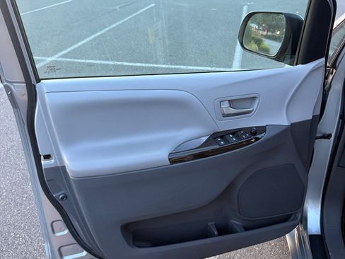 Used 2015 Toyota Sienna XLE w/ XLE Navigation Package FWD image 17