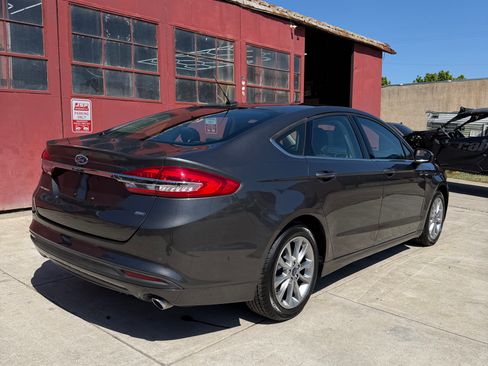 Used 2017 Ford Fusion SE w/ Fusion SE Technology Package FWD image 4