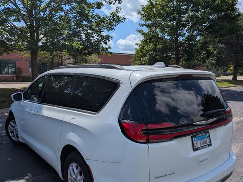 Used 2022 Chrysler Pacifica Touring-L image 5