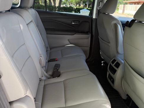 Used 2018 Honda Pilot Touring image 12