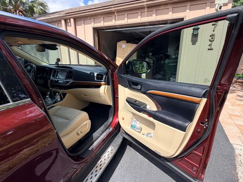 Used 2019 Toyota Highlander Limited Platinum FWD image 22