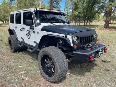 Used 2013 Jeep Wrangler Unlimited Rubicon w/ Connectivity Group image 9