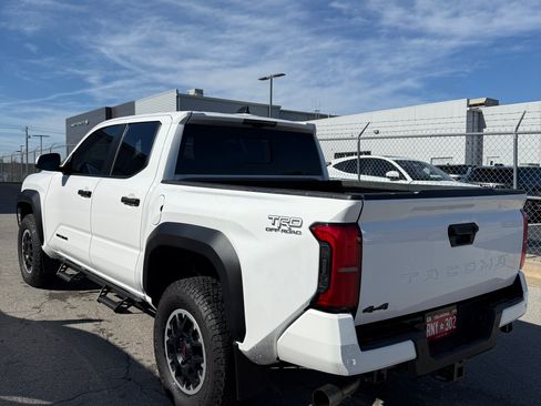 Used 2024 Toyota Tacoma TRD Off-Road image 9