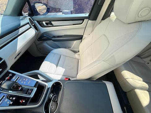 Used 2022 Porsche Cayenne Platinum Edition image 14