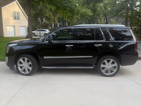 Used 2020 Cadillac Escalade Premium Luxury AWD/4WD image 4