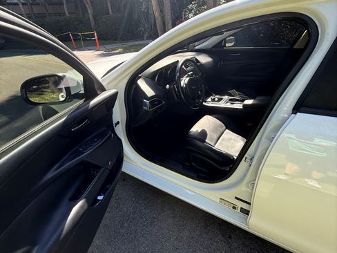 Used 2017 Jaguar XE image 10