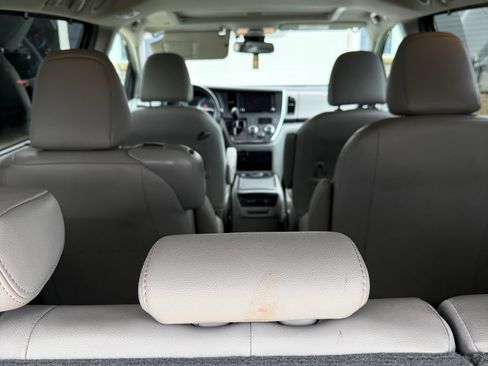 Used 2019 Toyota Sienna XLE w/ XLE Navigation Package FWD image 4