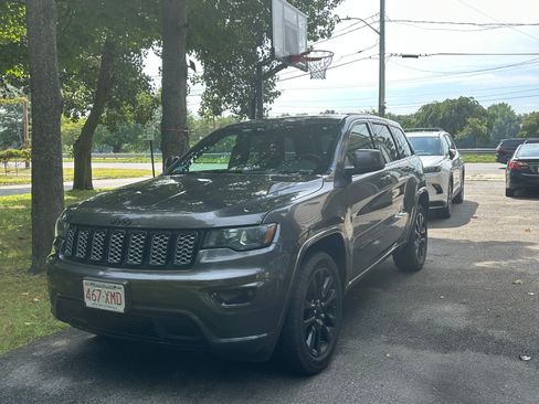 Used 2020 Jeep Grand Cherokee Altitude image 1