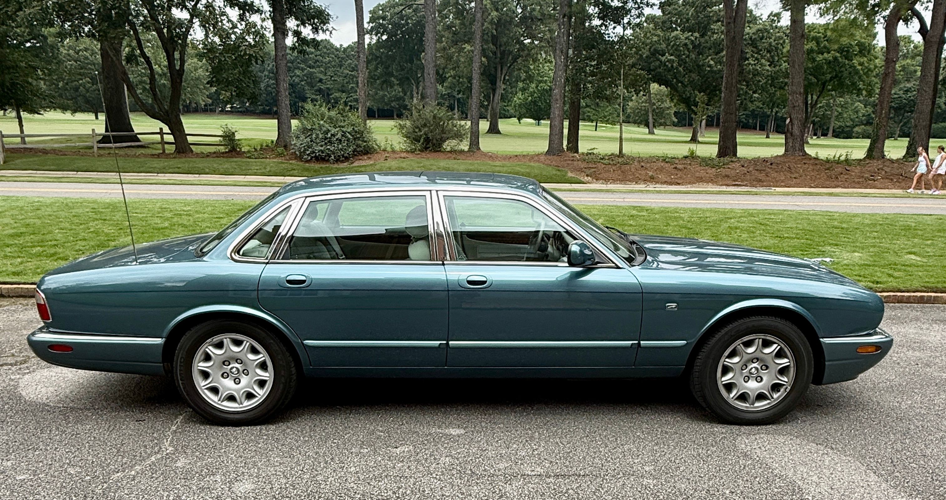 Used 1999 Jaguar XJ8 RWD image 1