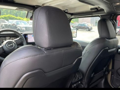 Used 2025 Jeep Gladiator Sport AWD/4WD image 9