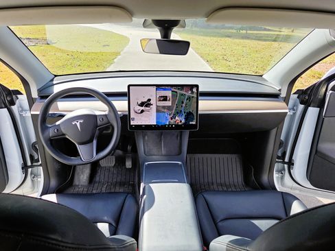 Used 2022 Tesla Model Y Long Range image 11