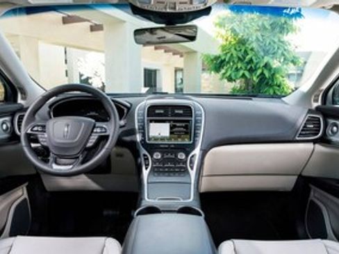 Used 2019 Lincoln Nautilus Select image 2