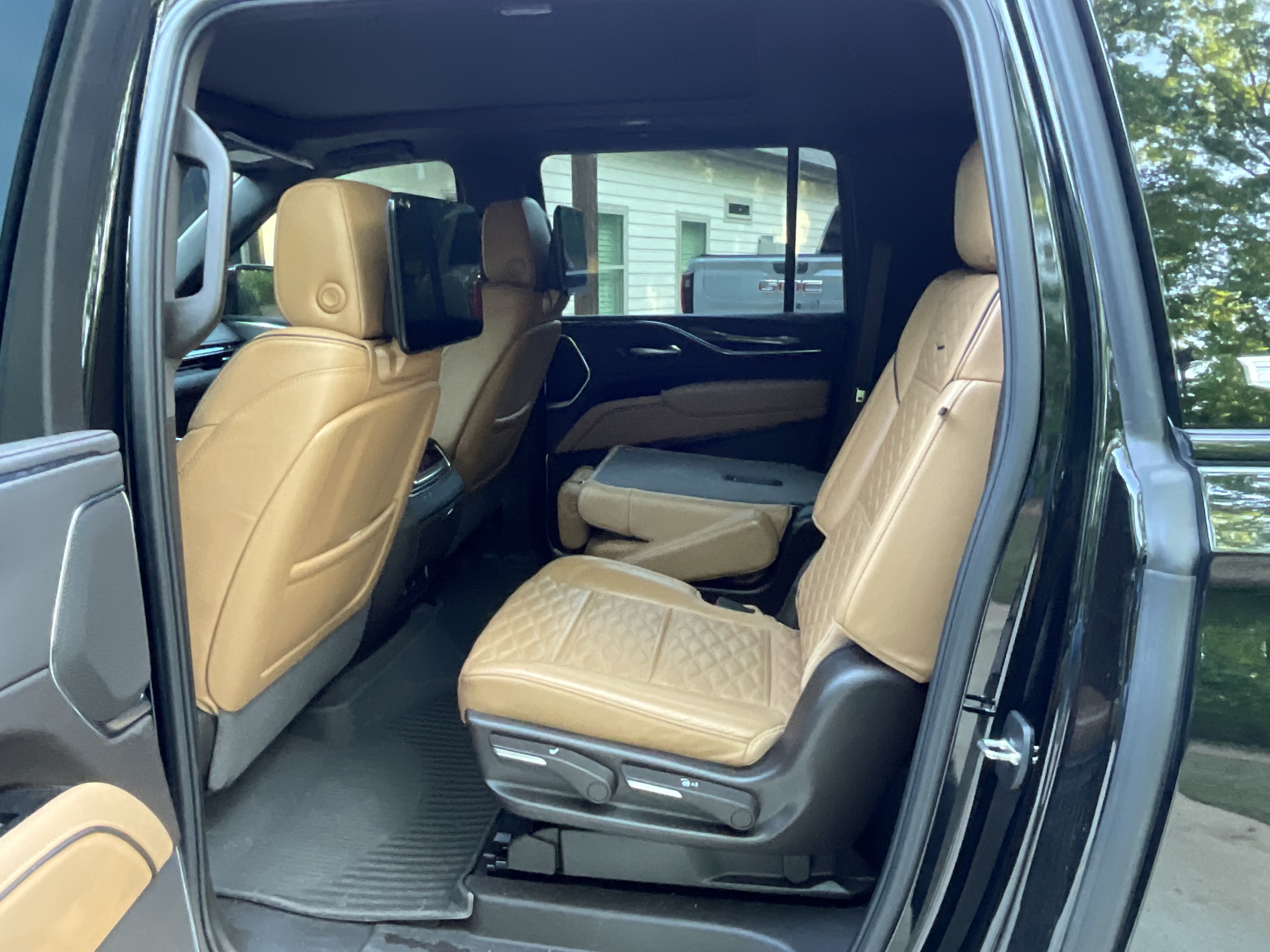 Used 2024 Cadillac Escalade ESV Sport w/ LPO, ONYX Package AWD/4WD image 8