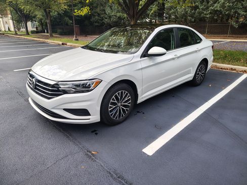 Used 2019 Volkswagen Jetta SE w/ Cold Weather Package image 2