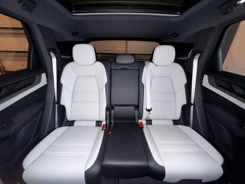 Used 2024 Porsche Cayenne S image 20