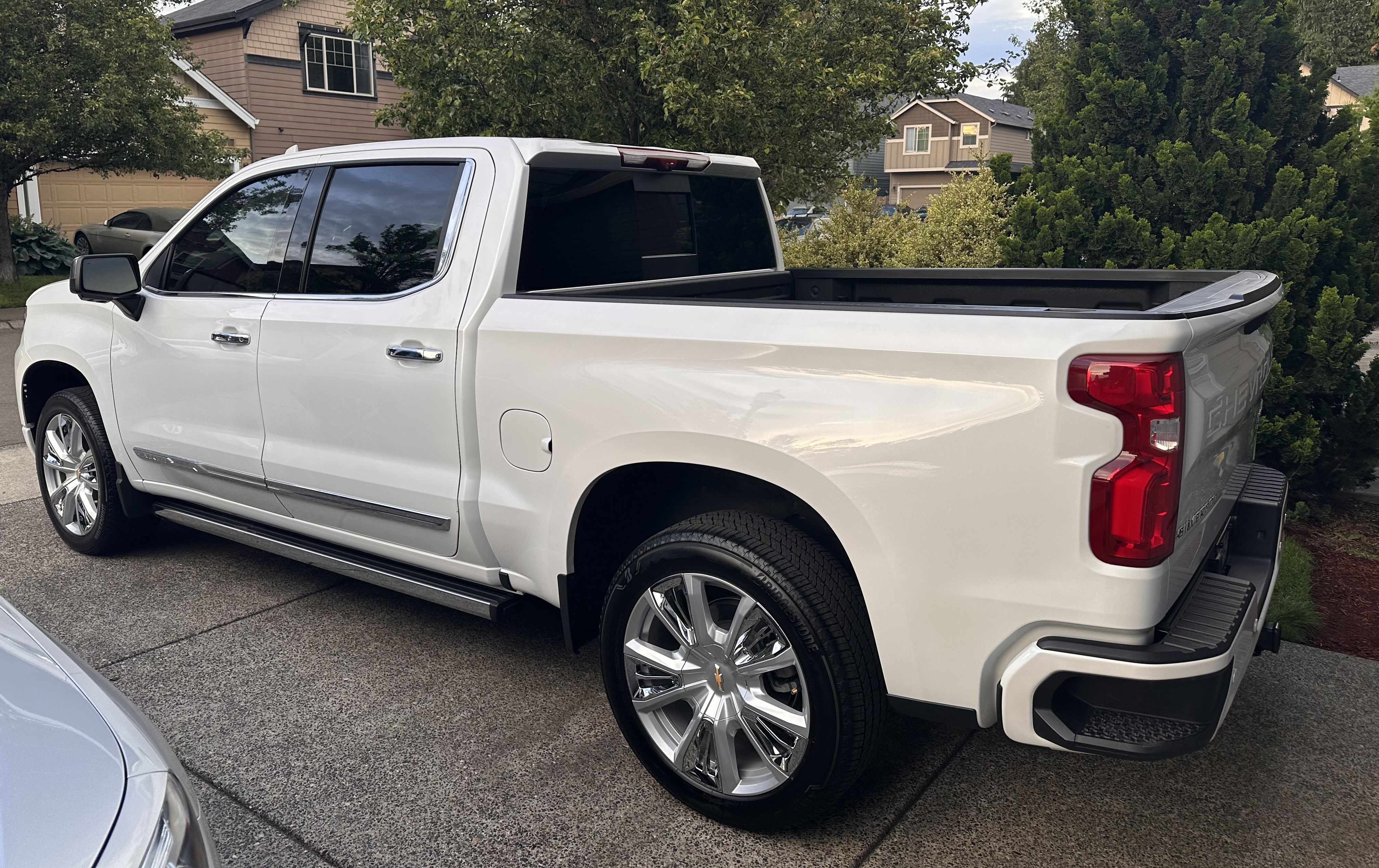 Used 2024 Chevrolet Silverado 1500 High Country w/ High Country Premium Package AWD/4WD image 8