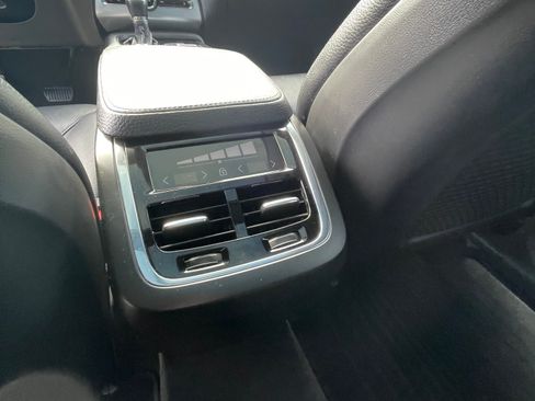 Used 2018 Volvo XC90 T5 Momentum w/ Convenience Package image 12
