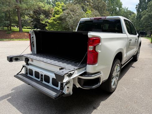 Used 2025 Chevrolet Silverado 1500 High Country w/ High Country Premium Package AWD/4WD image 18