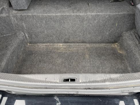 Used 2011 Lincoln Town Car Signature Limited image 13