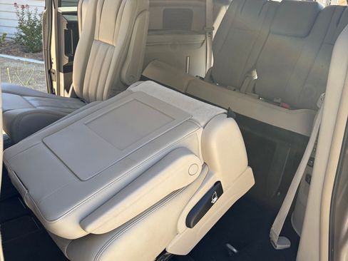 Used 2013 Chrysler Town & Country Touring-L w/ Entertainment Group #2 FWD image 12