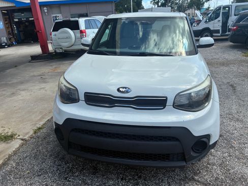 Used 2018 Kia Soul FWD image 2