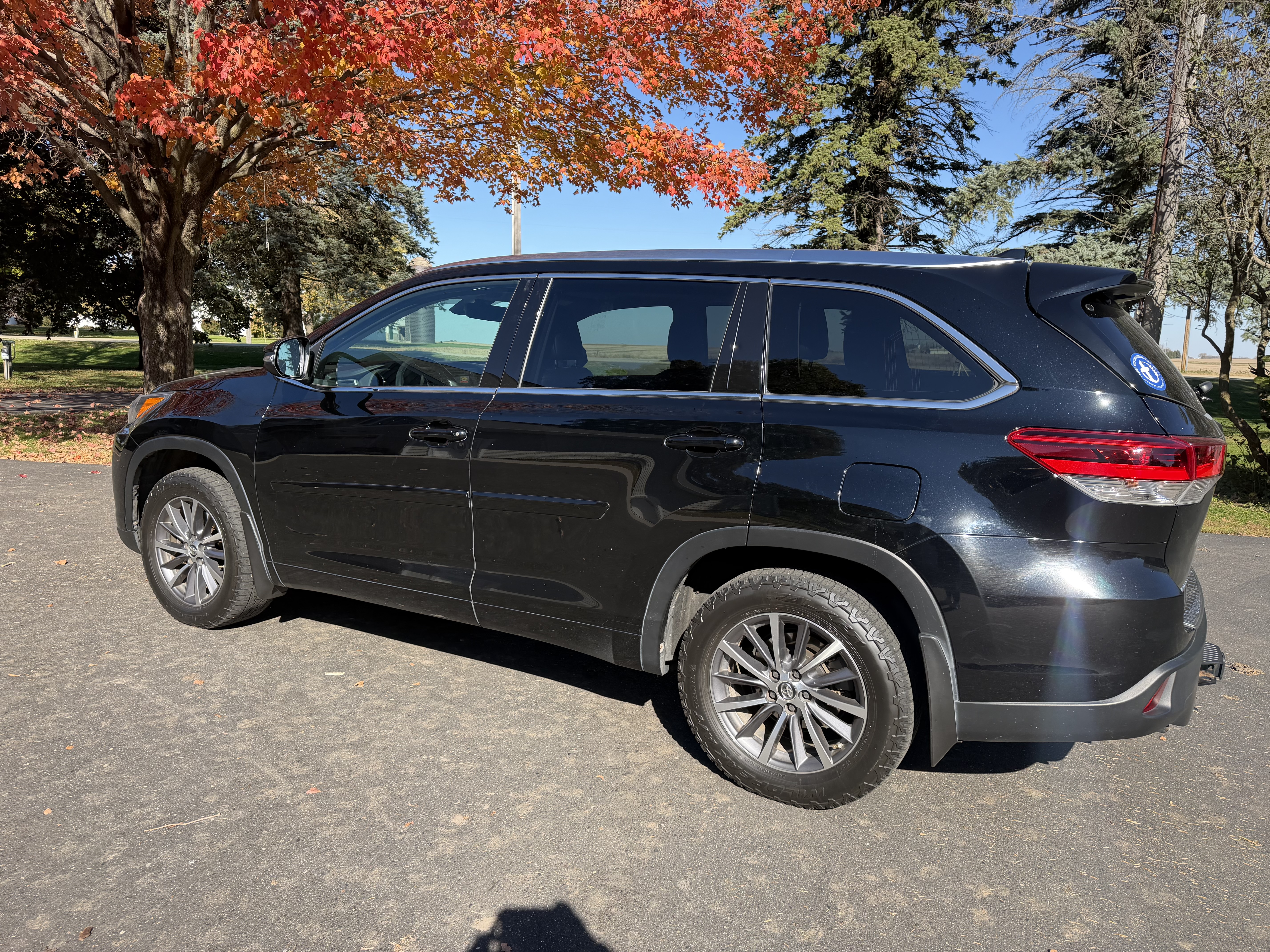 Used 2018 Toyota Highlander XLE AWD/4WD image 2
