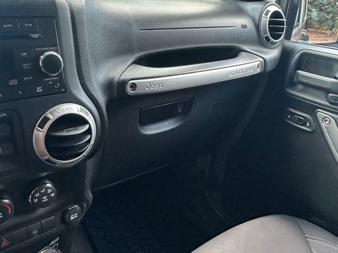 Used 2013 Jeep Wrangler Unlimited Rubicon w/ Connectivity Group AWD/4WD image 18