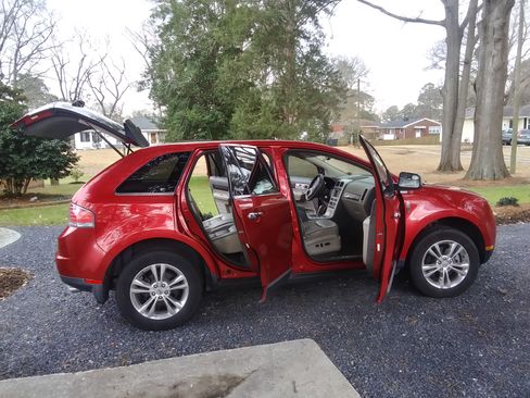 Used 2010 Lincoln MKX Sport Utility 4D image 2