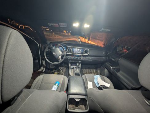 Used 2017 Toyota Tacoma TRD Sport image 8