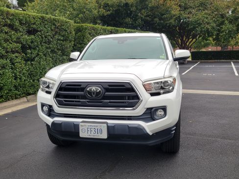 Used 2018 Toyota Tacoma SR5 image 2