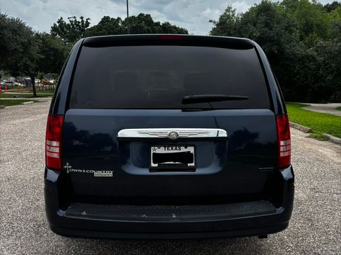 Used 2008 Chrysler Town & Country LX FWD image 2