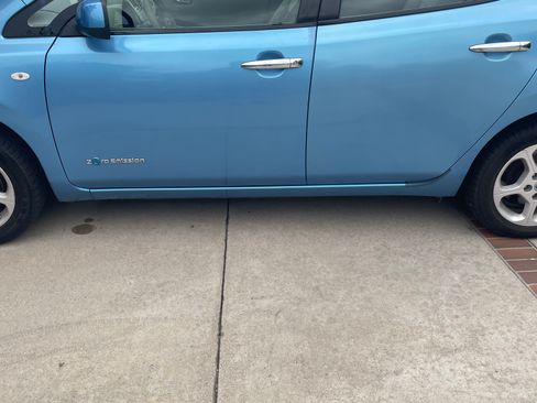 Used 2011 Nissan Leaf SL image 23