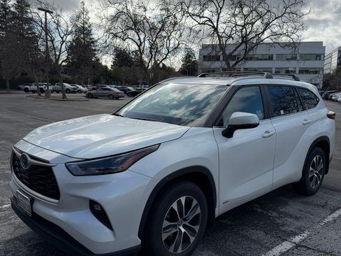 Used 2023 Toyota Highlander XLE image 1