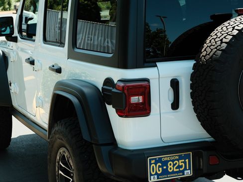Used 2024 Jeep Wrangler Unlimited Rubicon w/ XTREMEE 35" Tire Package AWD/4WD image 8