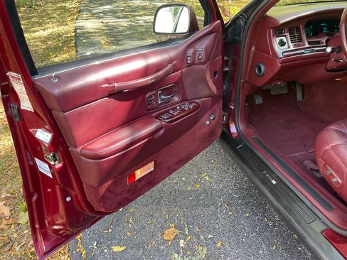 Used 1997 Lincoln Town Car Cartier RWD image 16